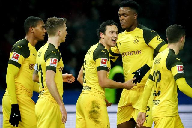 闫鹏飞22+12上海2-1晋级八强 首钢4人被驱逐